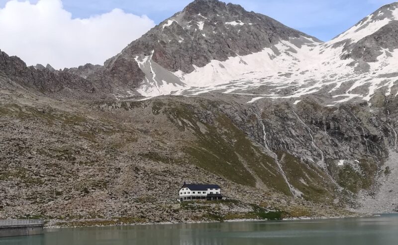 Rifugio Giuseppe Garibaldi dalla Val d’Avio