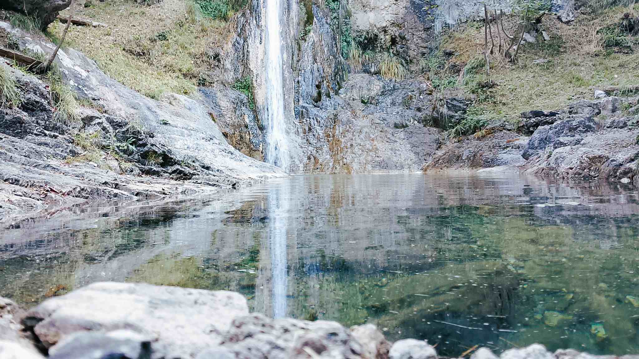 la cascata di riflesso nell'acqua