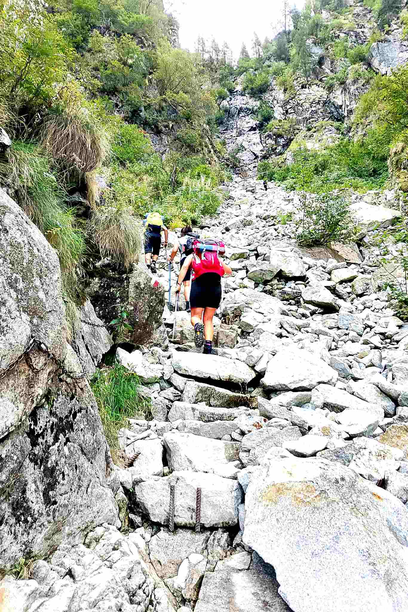 Sentiero nel canalone per il lago Aviolo