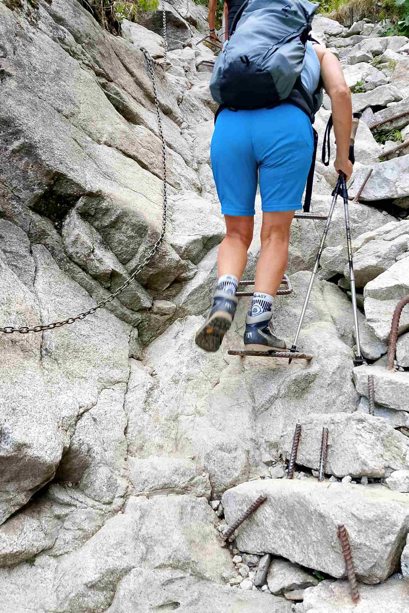 Stabbe e catene per facilitare il proseguimento del sentiero