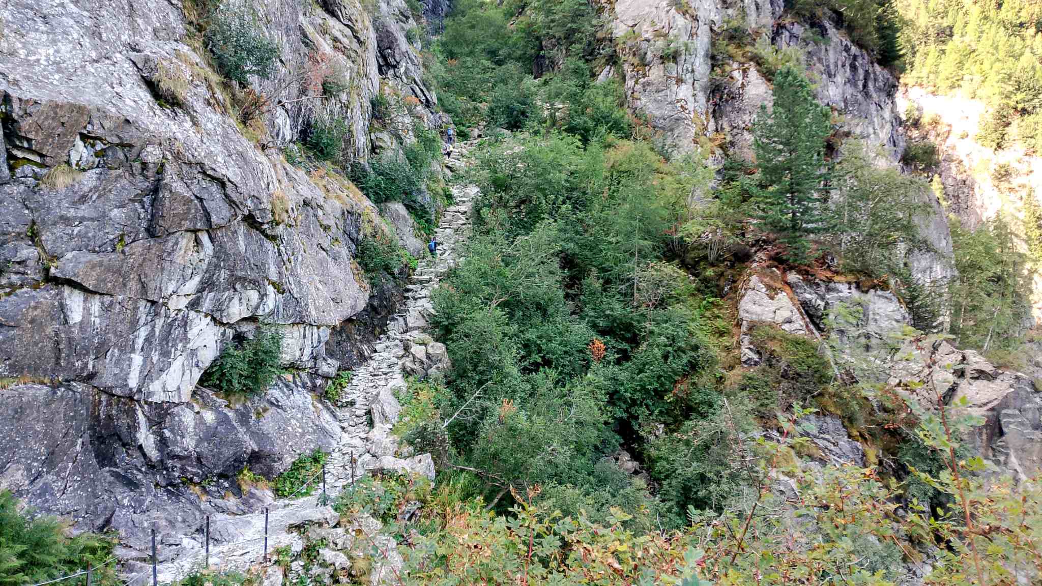 L'irta scalinata che ci porta al lago Aviolo