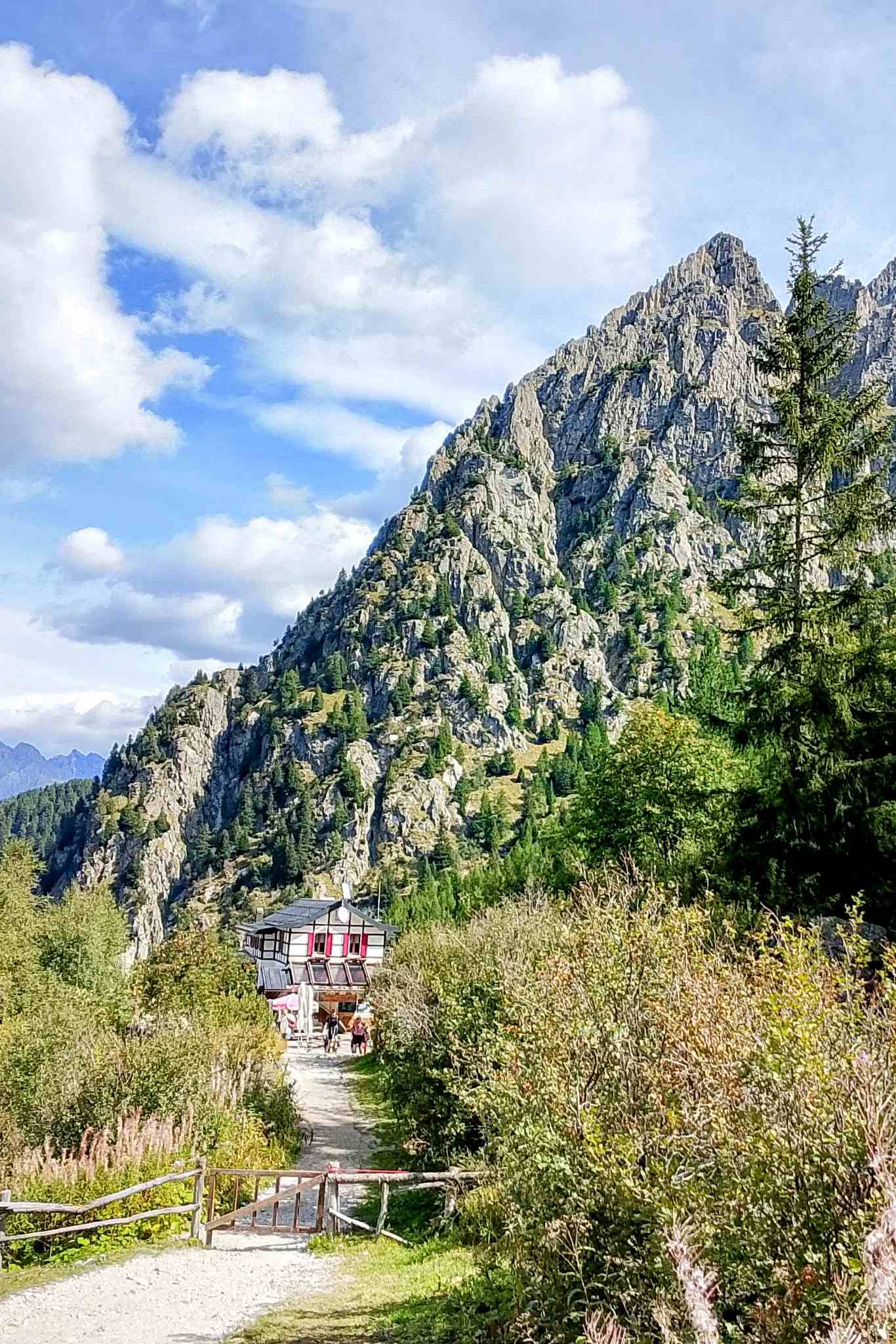 Rifugio Sandro Occhi all'Aviolo visto proveniendo dal lago