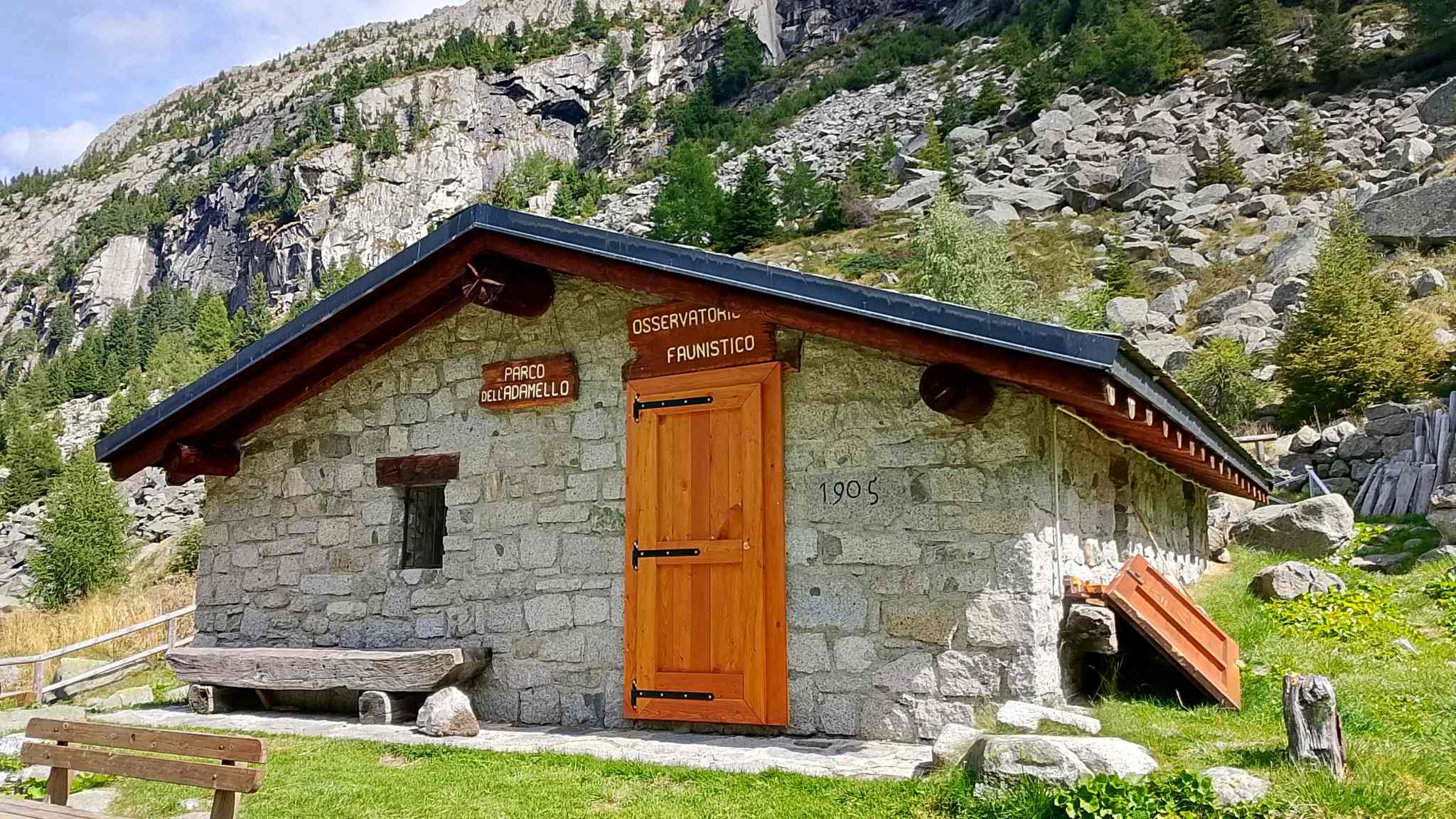Struttura di una malga adibita a osservatorio faunistico