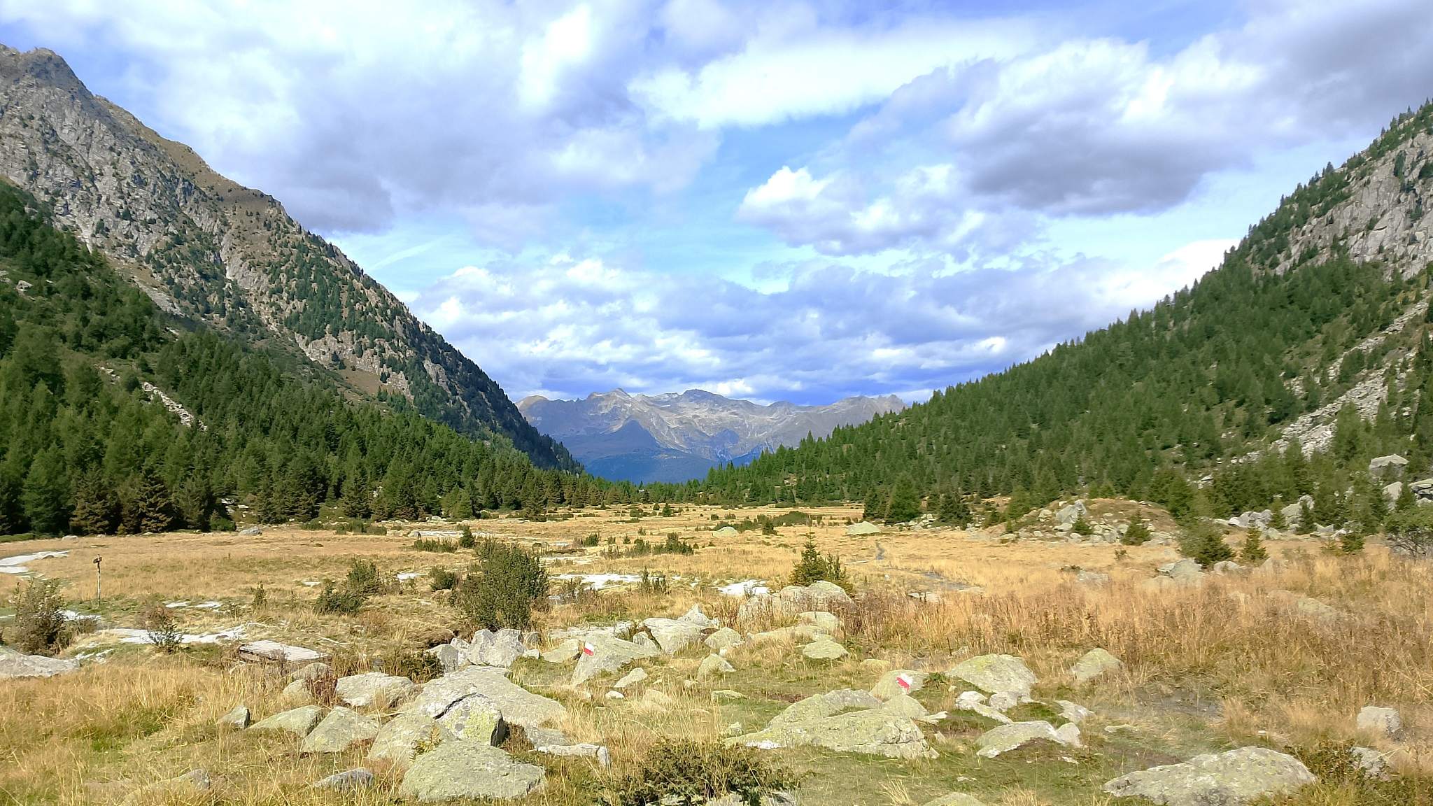 Dal fondovalle l'estesa valle del lago