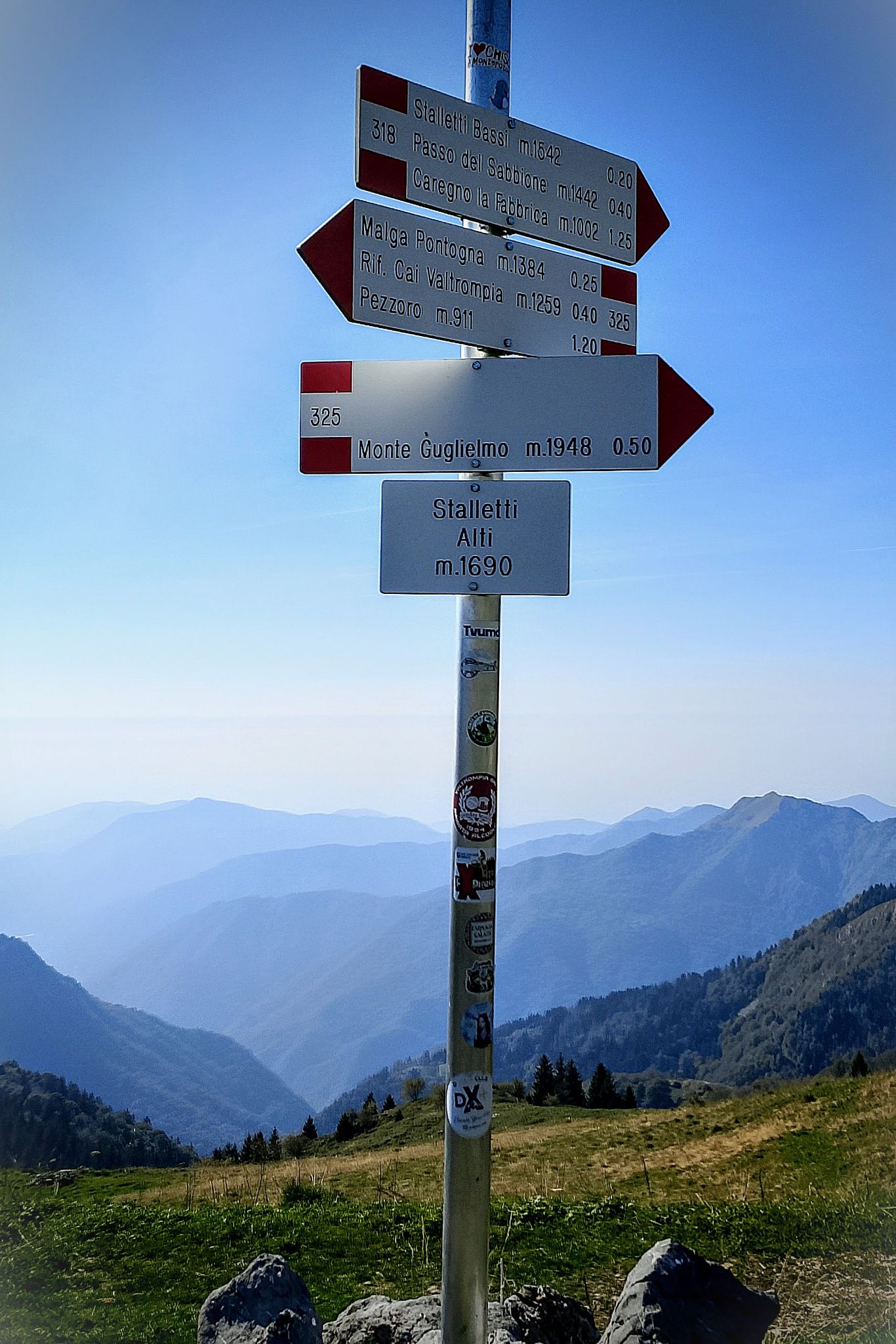 Segnaleticain prossimità del valico