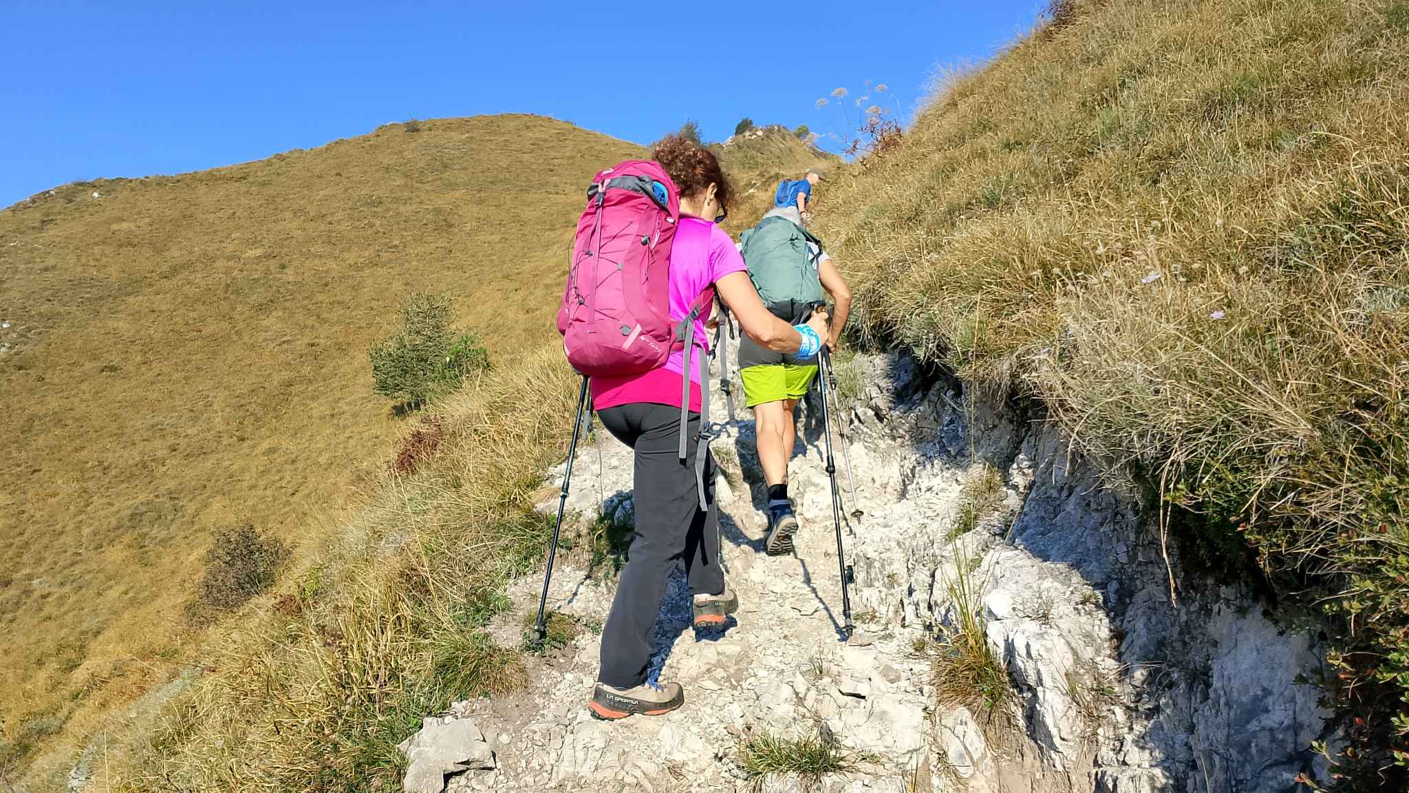 Sentiero ghiaioso verso il passo